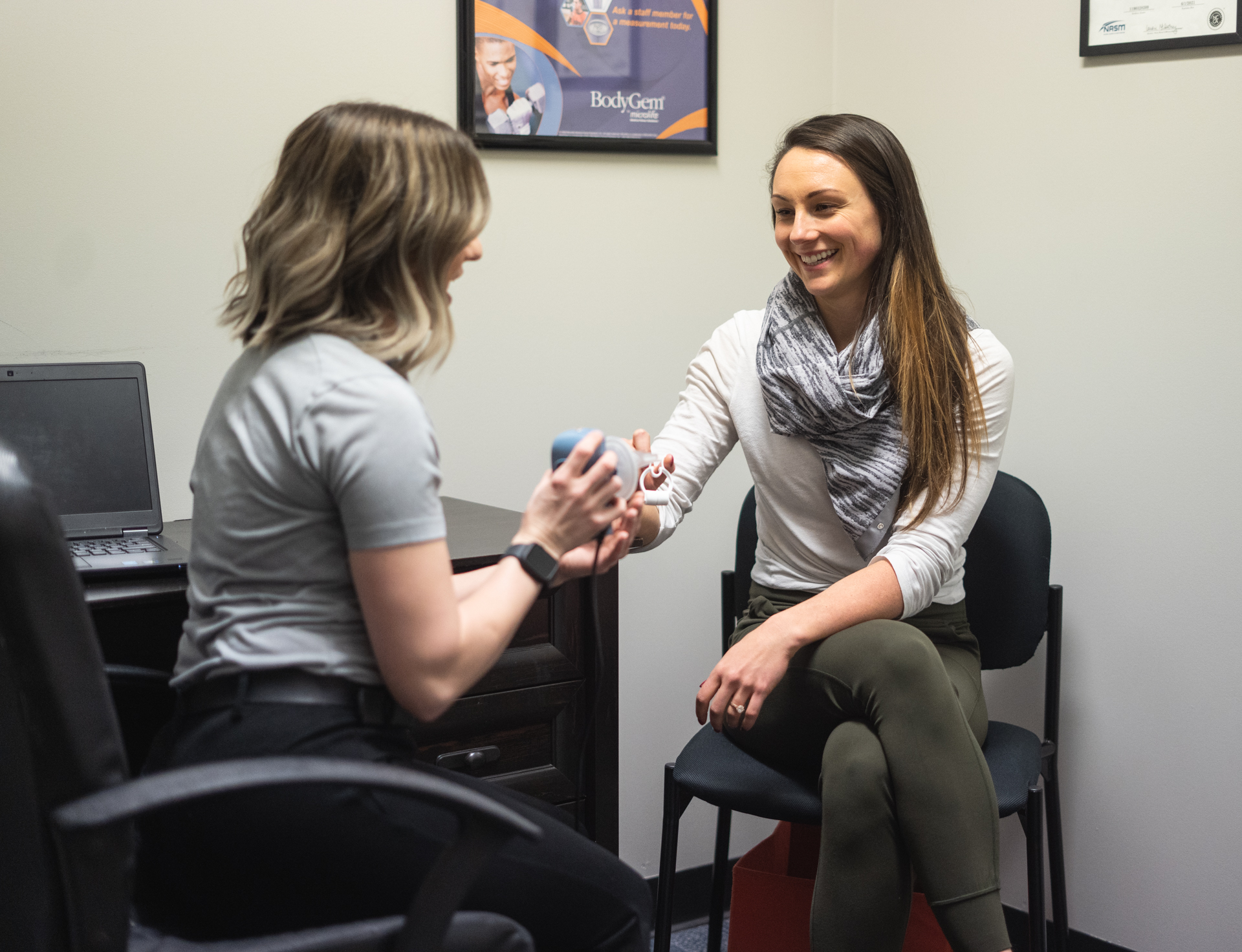 client working with dietitian to complete a metabolic test