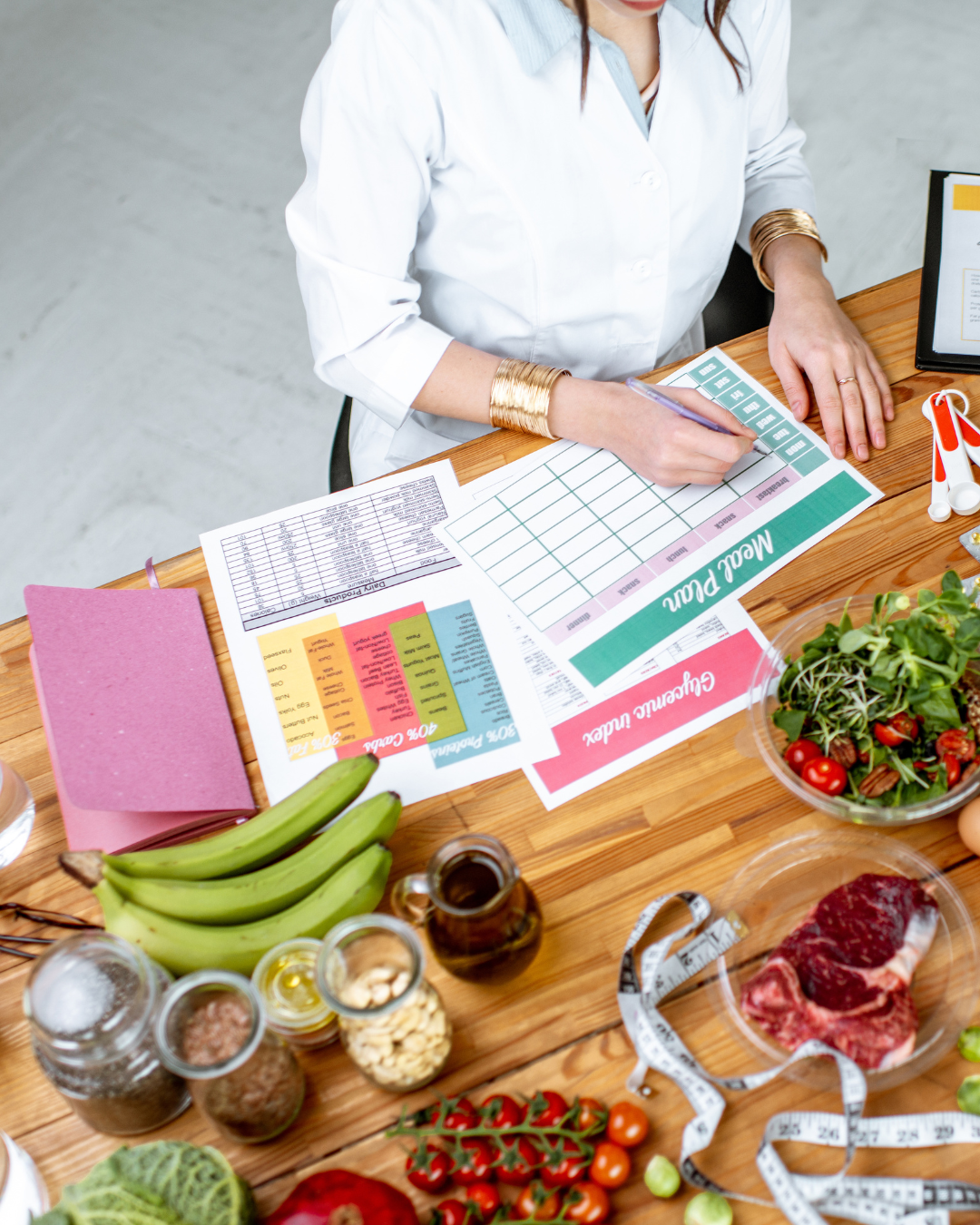 nutritionist detailing meal plan nutritionist detailing meal plan for client